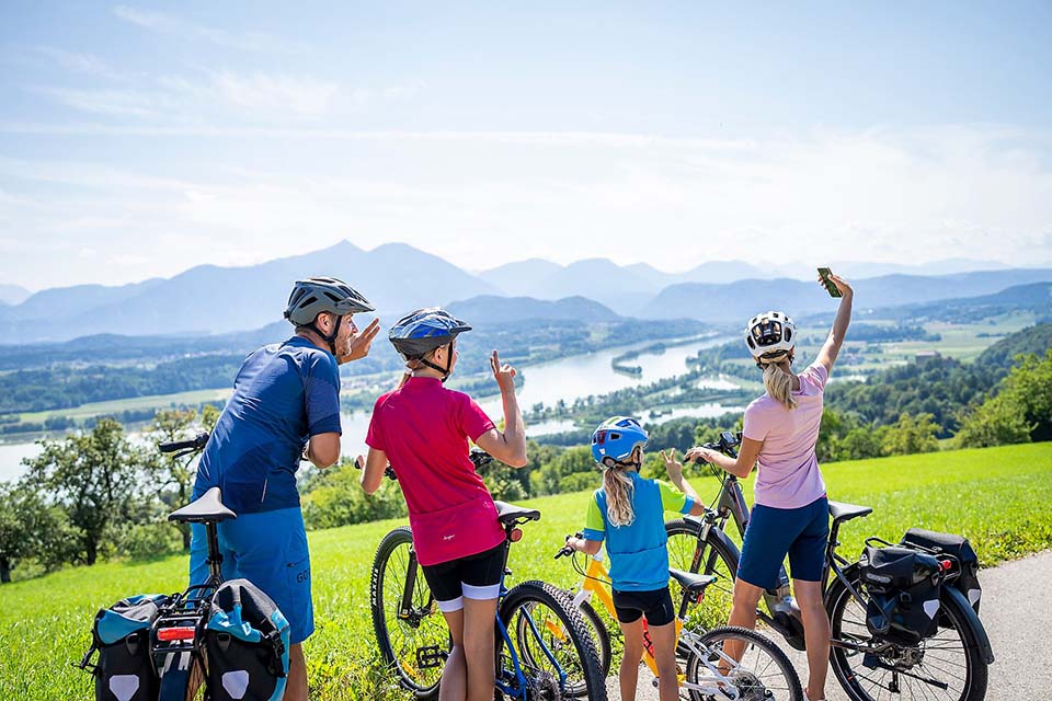Radfahren am Drauradweg in Kärnten 
