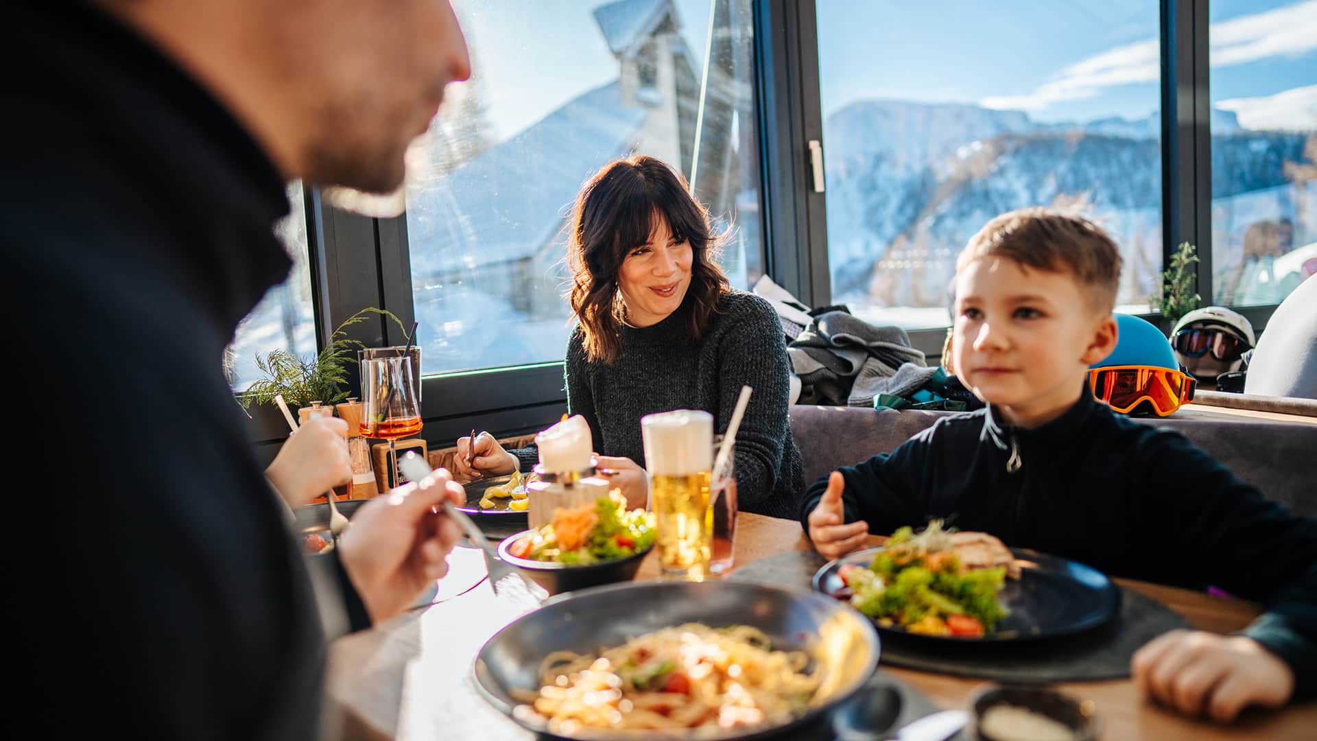 Familienskitage auf der Pezten. Familienskiurlaub. Einkehrschwung<br />
