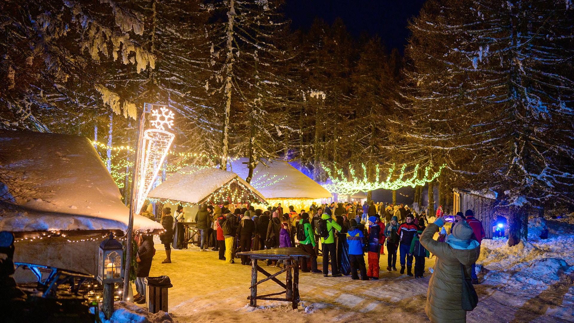 Adventzauber in Südkärnten, Weihnachtszauber auf 1.700m Seehöhe! In einer verschneiten Winterlandschaft kann der Advent kaum noch besinnlicher genossen werden. Bei Maroni– und Weihrauchduft, Glühwein und kulinarischen Schmankalan kann man sich so richtig auf die bevorstehende Weihnachtszeit einstimmen lassen. Traditionelles für den Advent und den Weihnachtstisch, sowie kleine Geschenke findet Ihr bei den Ständen der Aussteller der Region; Advent Christkindlmarkt auf