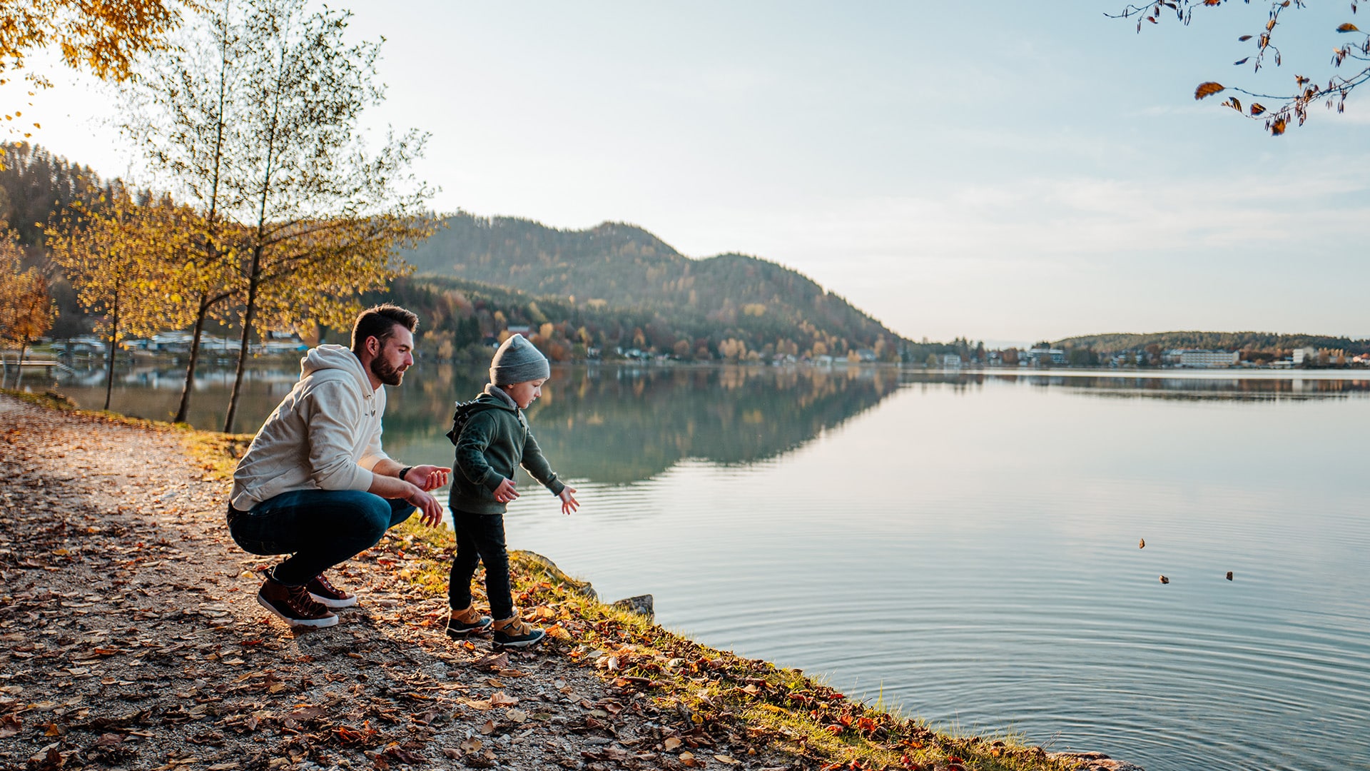 Single mit Kind Urlaub Herbstspaziergang  am Klopeiner See - wenn Stege ruhig werden; Familie; Kind; Spätherbst