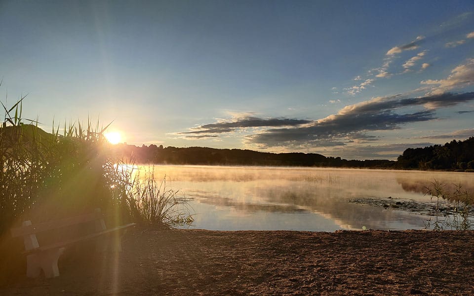 sonnenaufgang am strand am turnersee